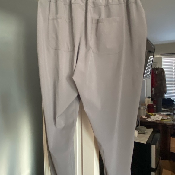 Cute and comfy! Gray ankle length silky joggers w/pockets Size M/L - Picture 2 of 4